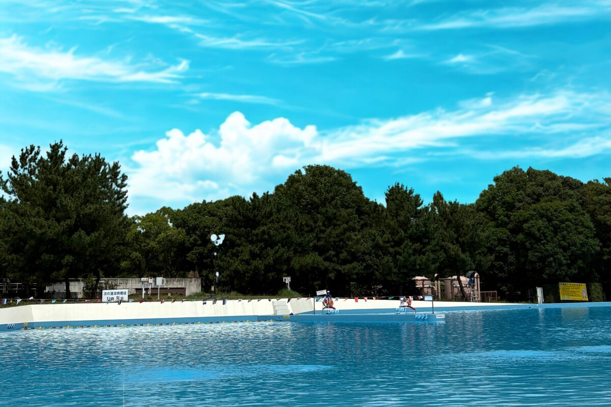 川越水上公園プールの波のプールと青空