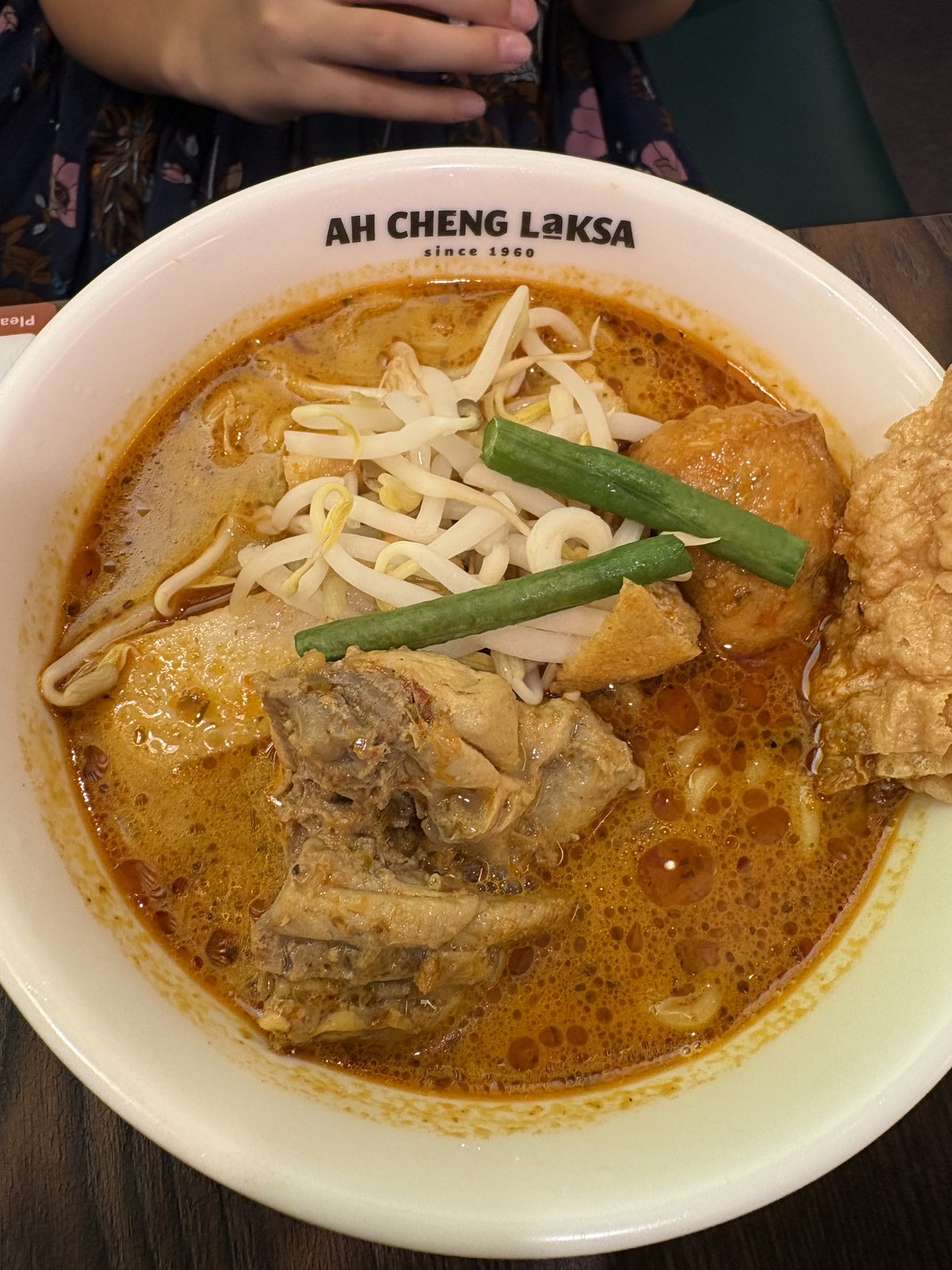 空港内「Ah Cheng Laksa」で食べたジュニアサイズのチキン入りカレーラクサ