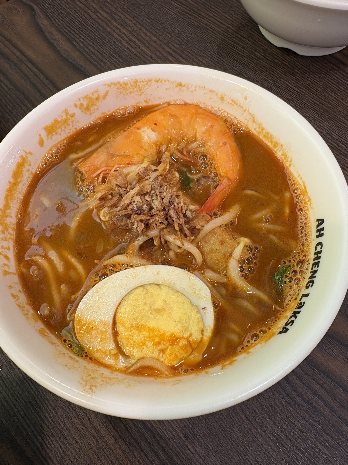 空港内「Ah Cheng Laksa」で食べたジュニアサイズのエビと半熟卵入りラクサ