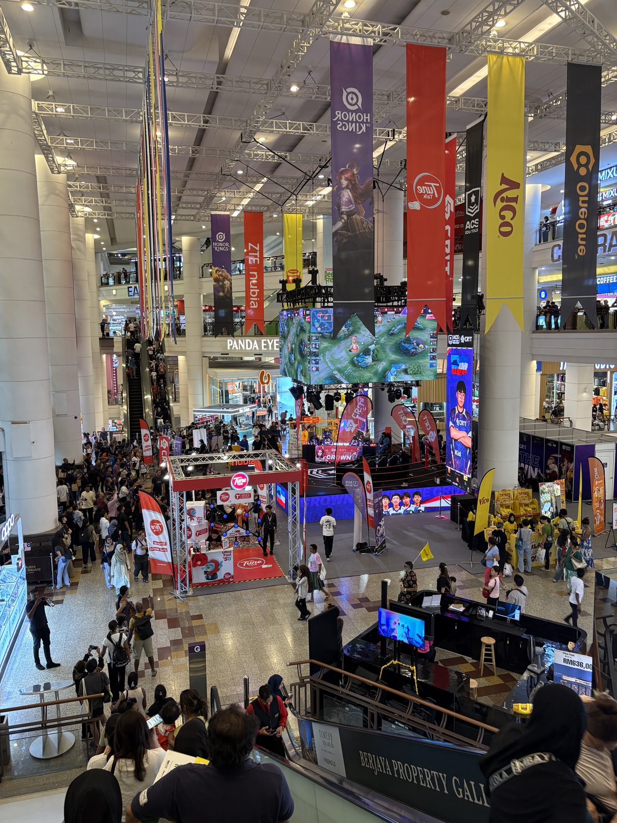 ベルジャヤタイムズスクエアの巨大な吹き抜けで開催されたeスポーツイベントの全景