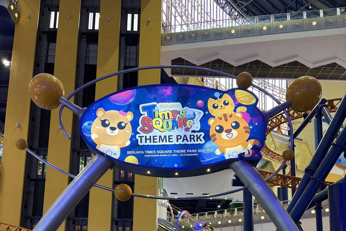 ベルジャヤタイムズスクエアテーマパーク入口に立つオリジナルマスコットの像