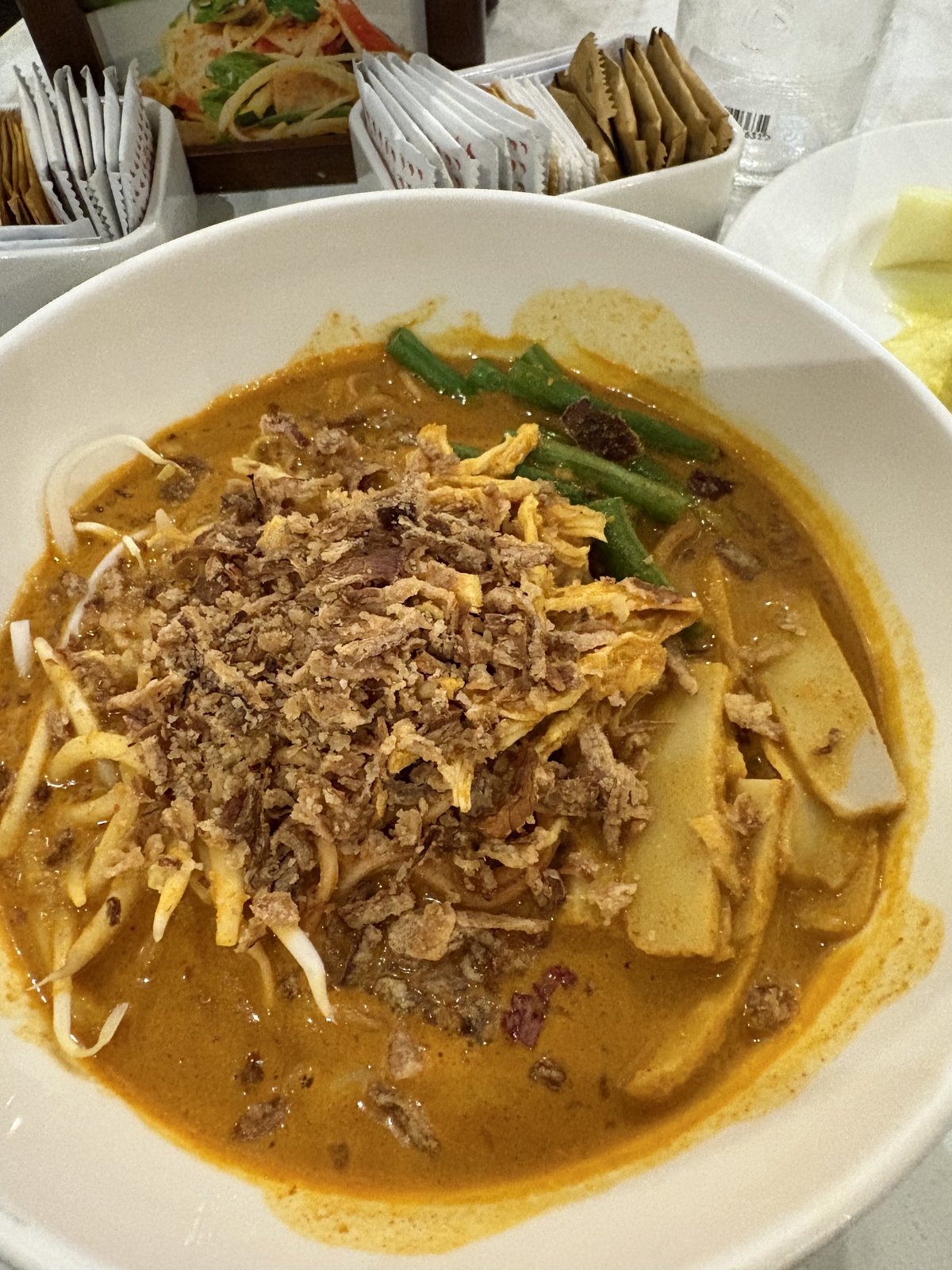 ツインタワー近くのカフェレストランで食べたスパイシーなカレーラクサ