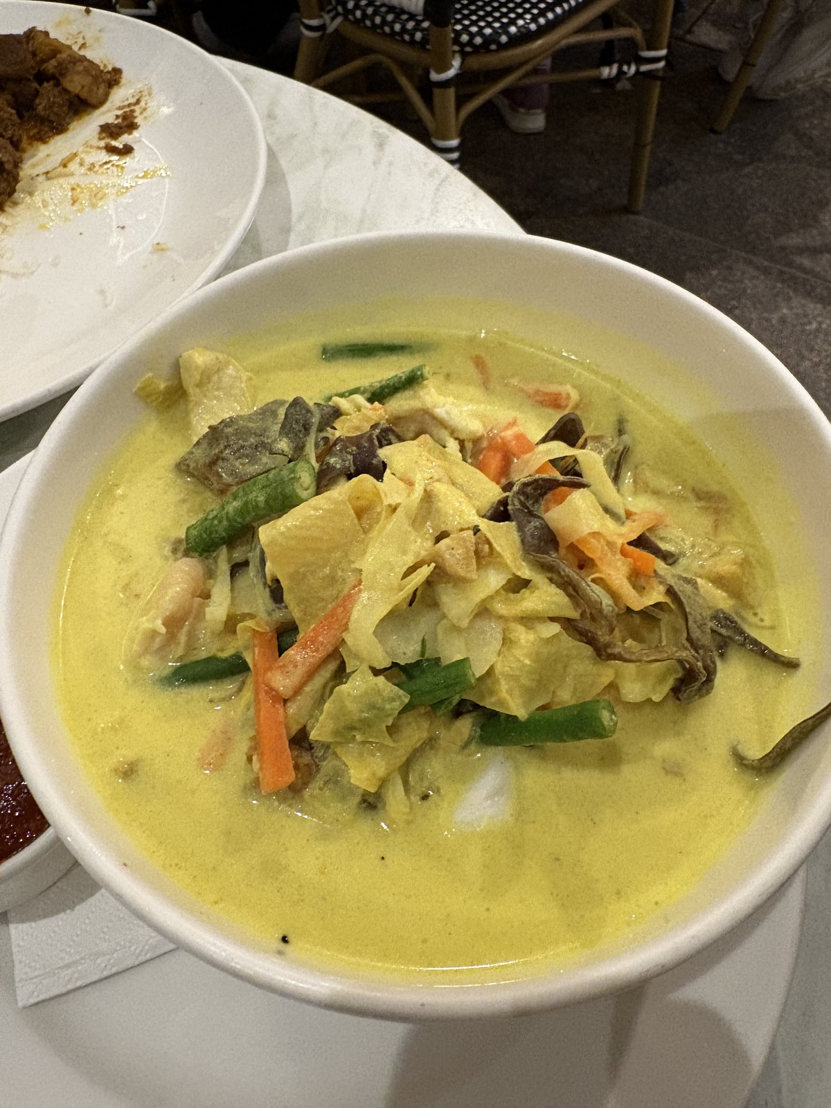 ツインタワー近くのカフェレストランで食べたココナッツミルクベースのカレースープ麺