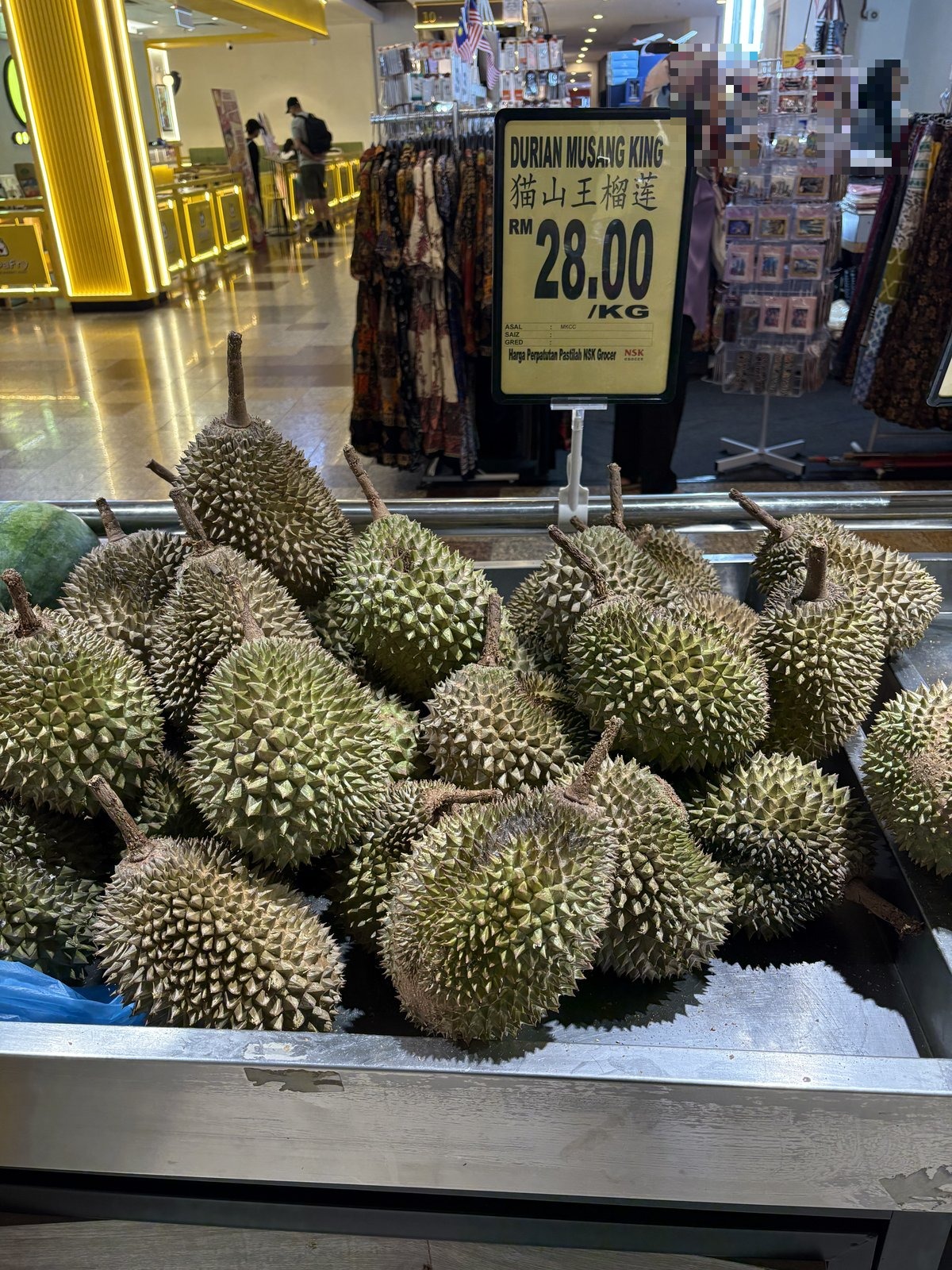 クアラルンプールのスーパーに並ぶドリアンMusang King、RM28/kgの値札