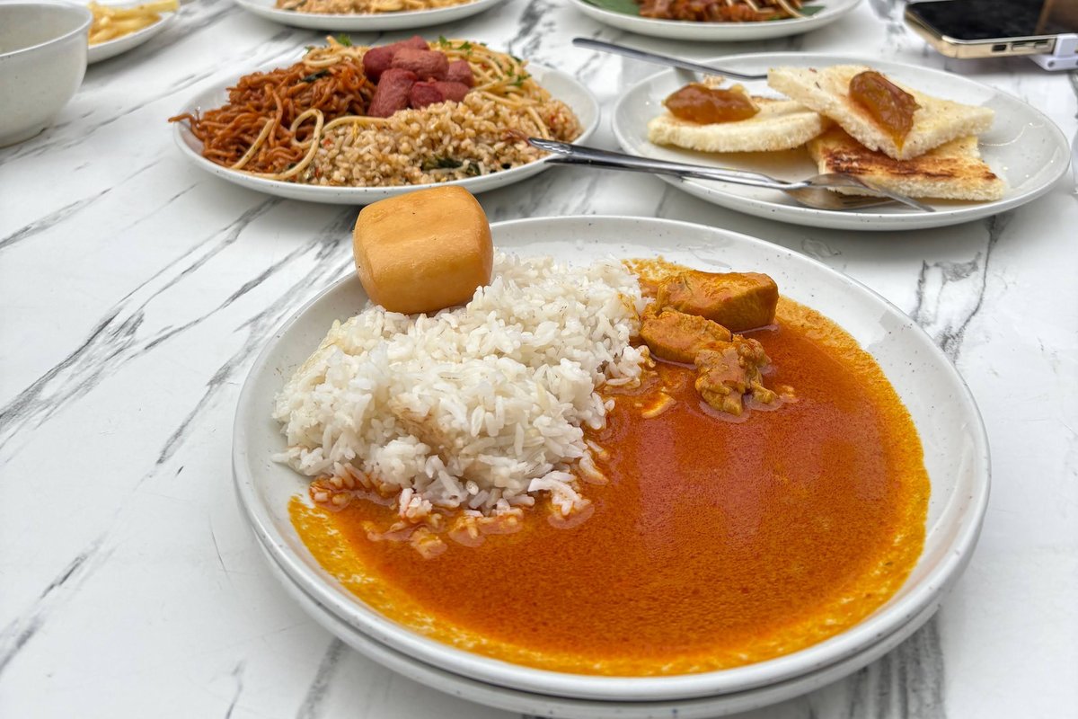 Kampung Baruの朝食ビュッフェで取ったチキンカレーとご飯、蒸しパン