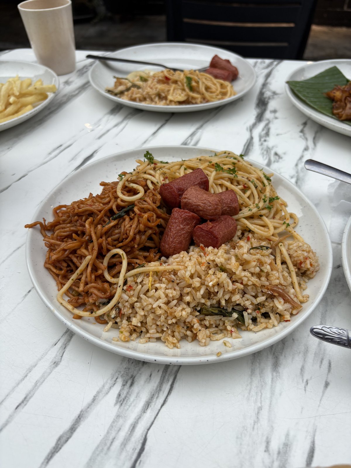 Kampung Baruの朝食ビュッフェで取った焼きそば・チャーハン・ソーセージの盛り合わせ