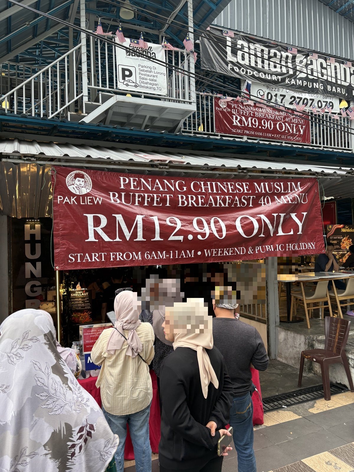 Kampung BaruのPenang Chinese Muslim Buffet Breakfastの看板と並ぶ地元客