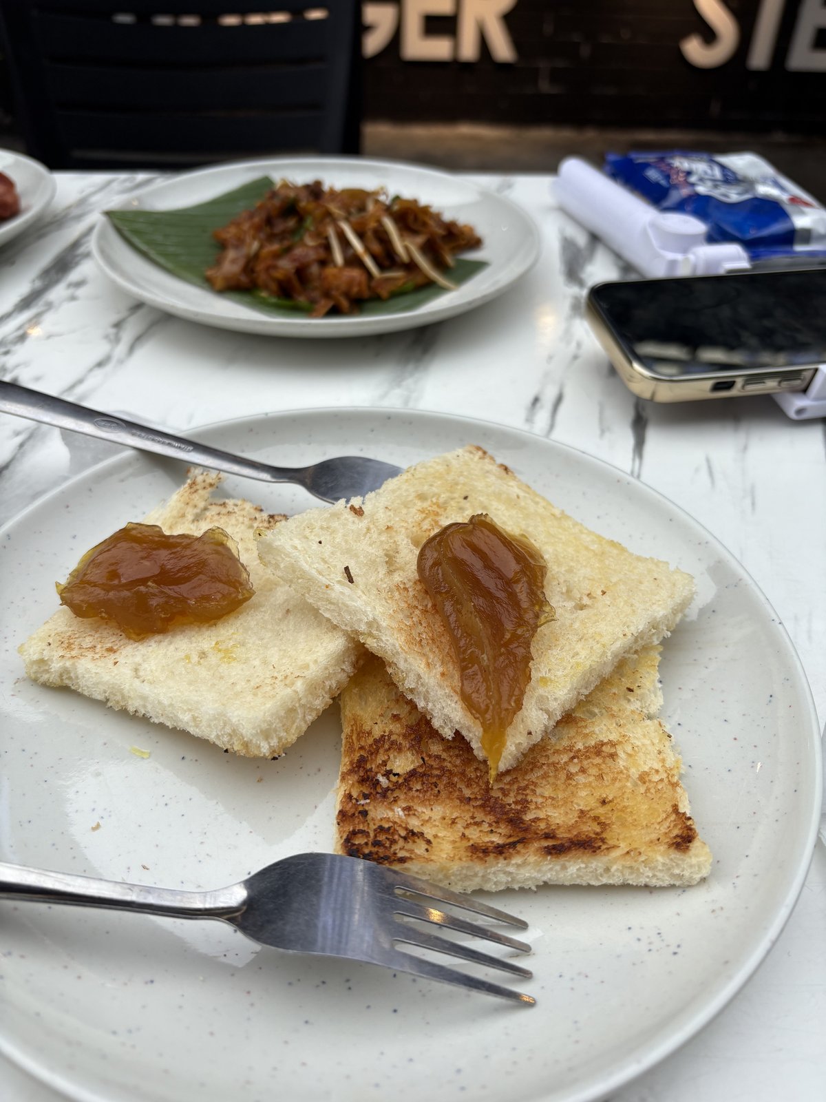 Kampung Baruの朝食ビュッフェのカヤジャムを乗せたトースト