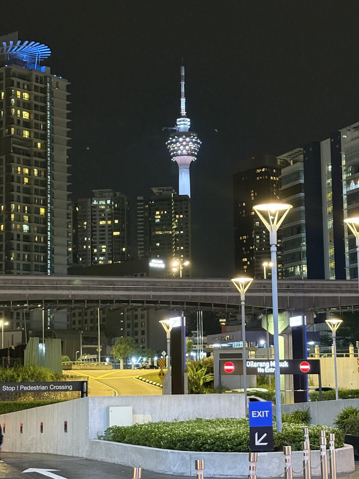 クアラルンプールのシンボル、KLタワーがライトアップされた夜景