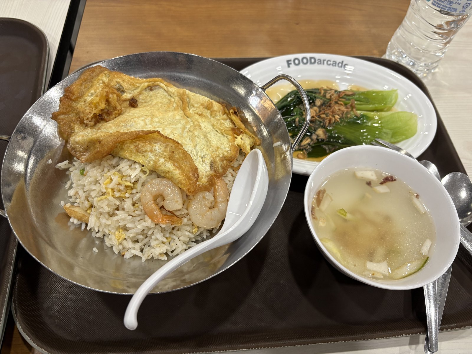 クアラルンプール空港のエビ炒飯・スープ・青菜のセットメニュー
