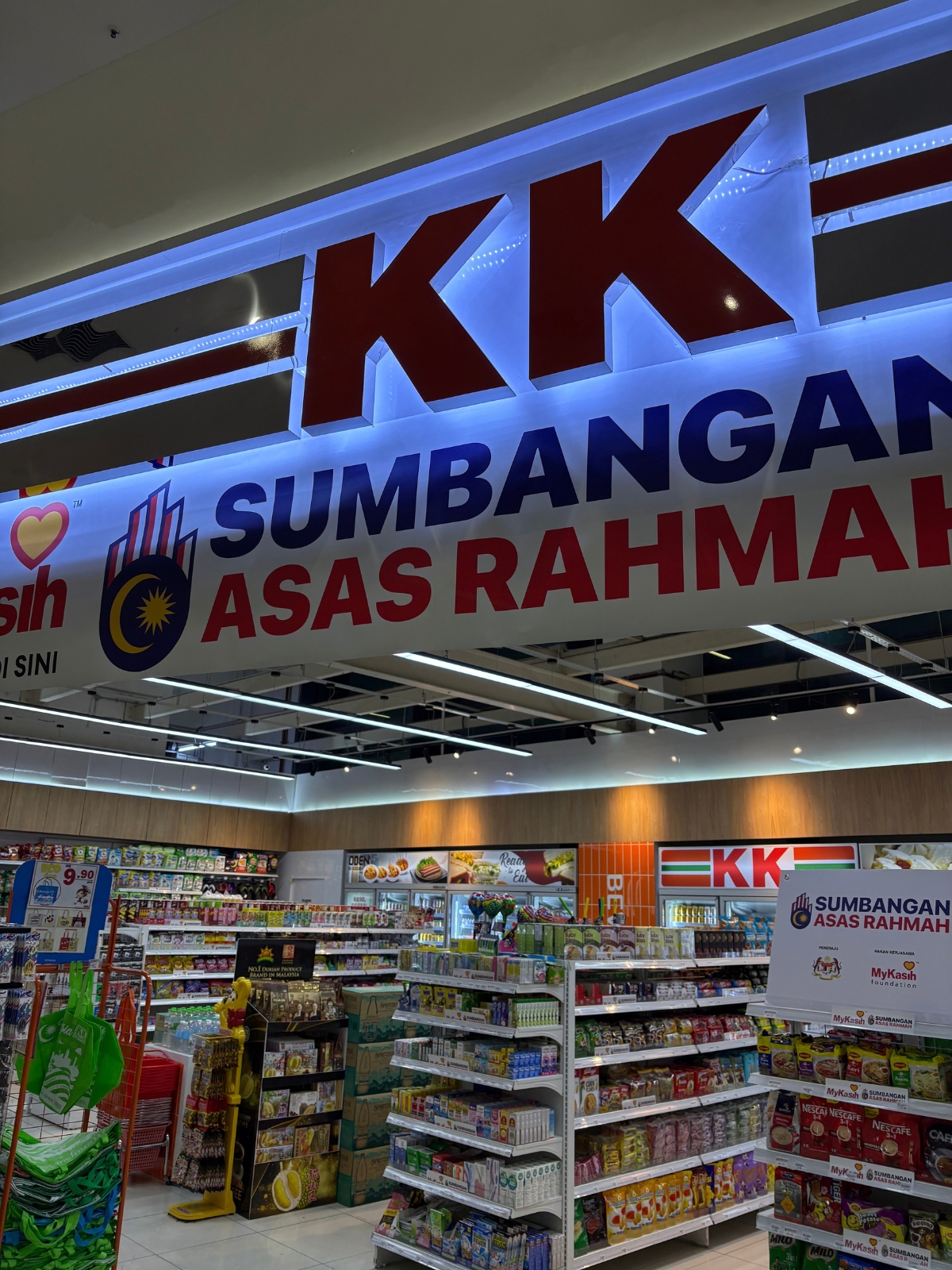 クアラルンプール国際空港内にあるコンビニ「KK」の店内、豊富な品揃えの商品棚