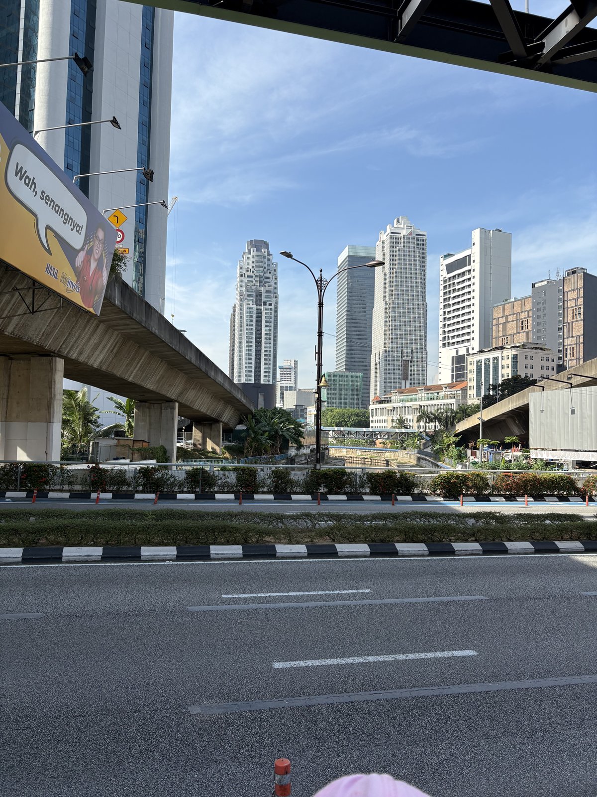 クアラルンプール市街、高速道路沿いから見た高層ビル群の昼景