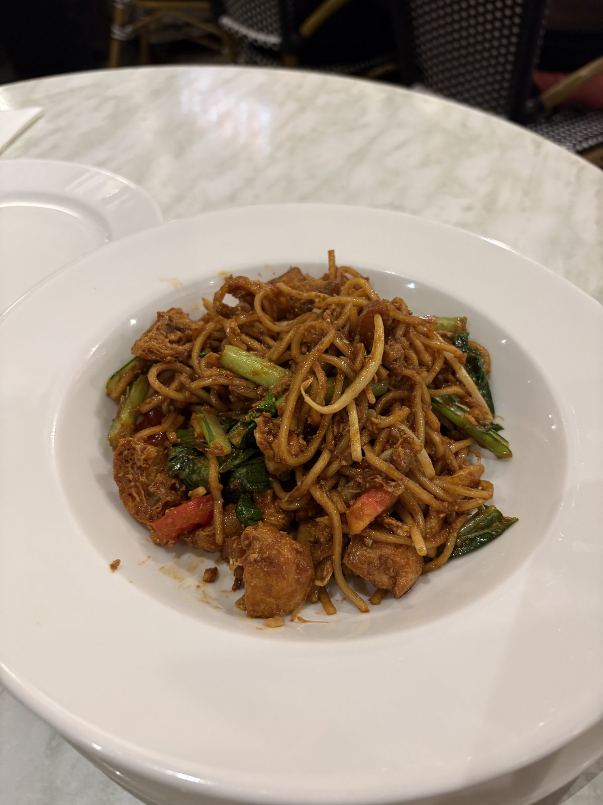 ツインタワー近くのカフェレストランで食べたマレーシア風焼きそばミーゴレン