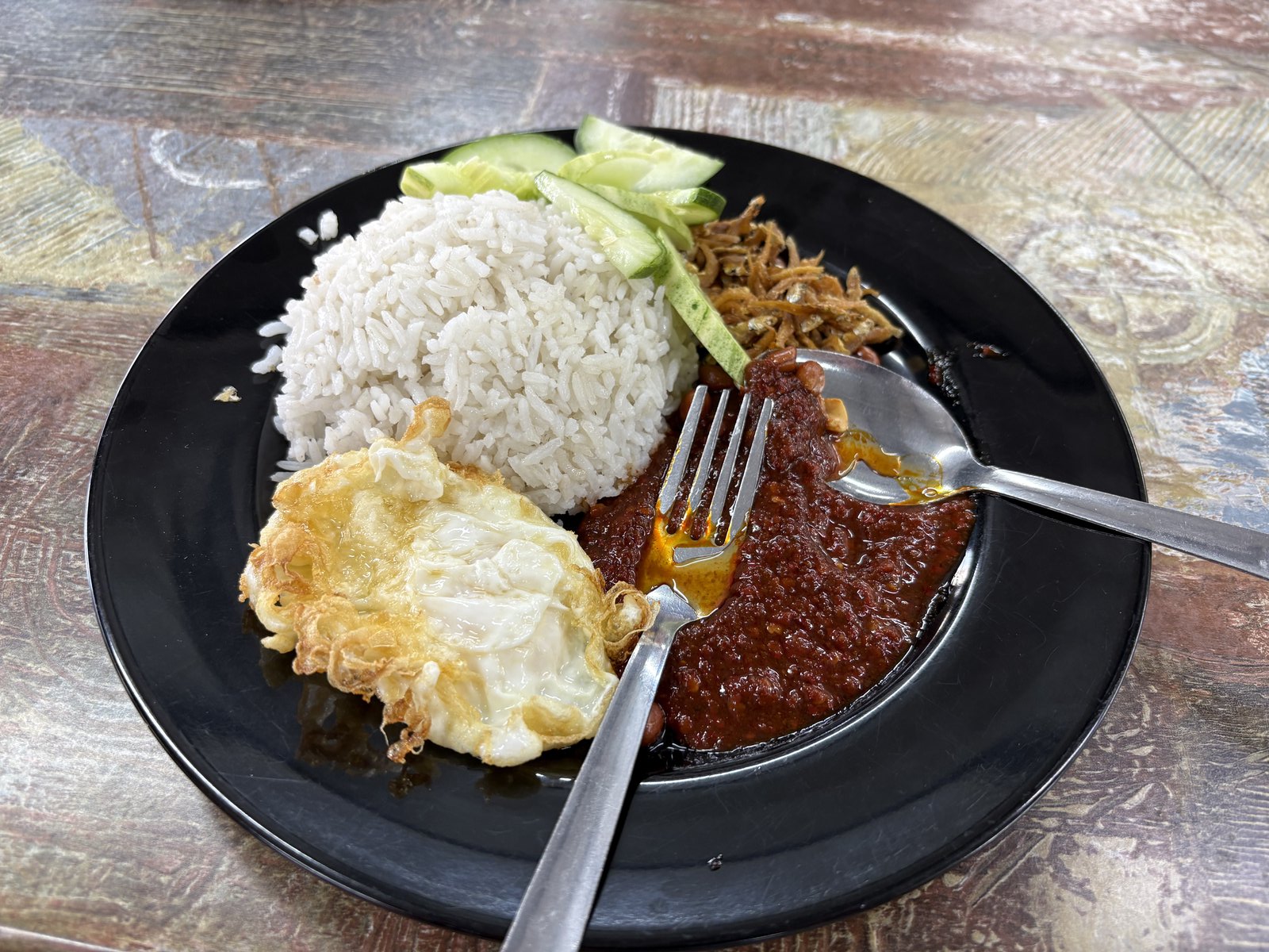 地元の安食堂で食べたナシレマ、目玉焼きとサンバルソース