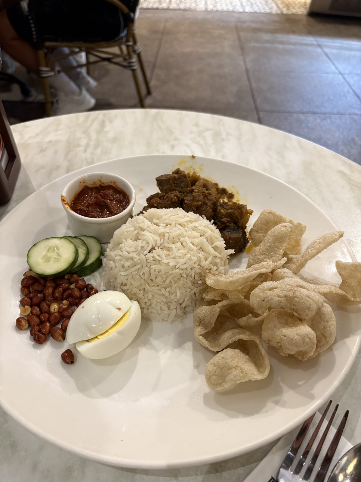 地元の安食堂で食べたナシレマ、えびせんべいと茹で卵、サンバルソース添え