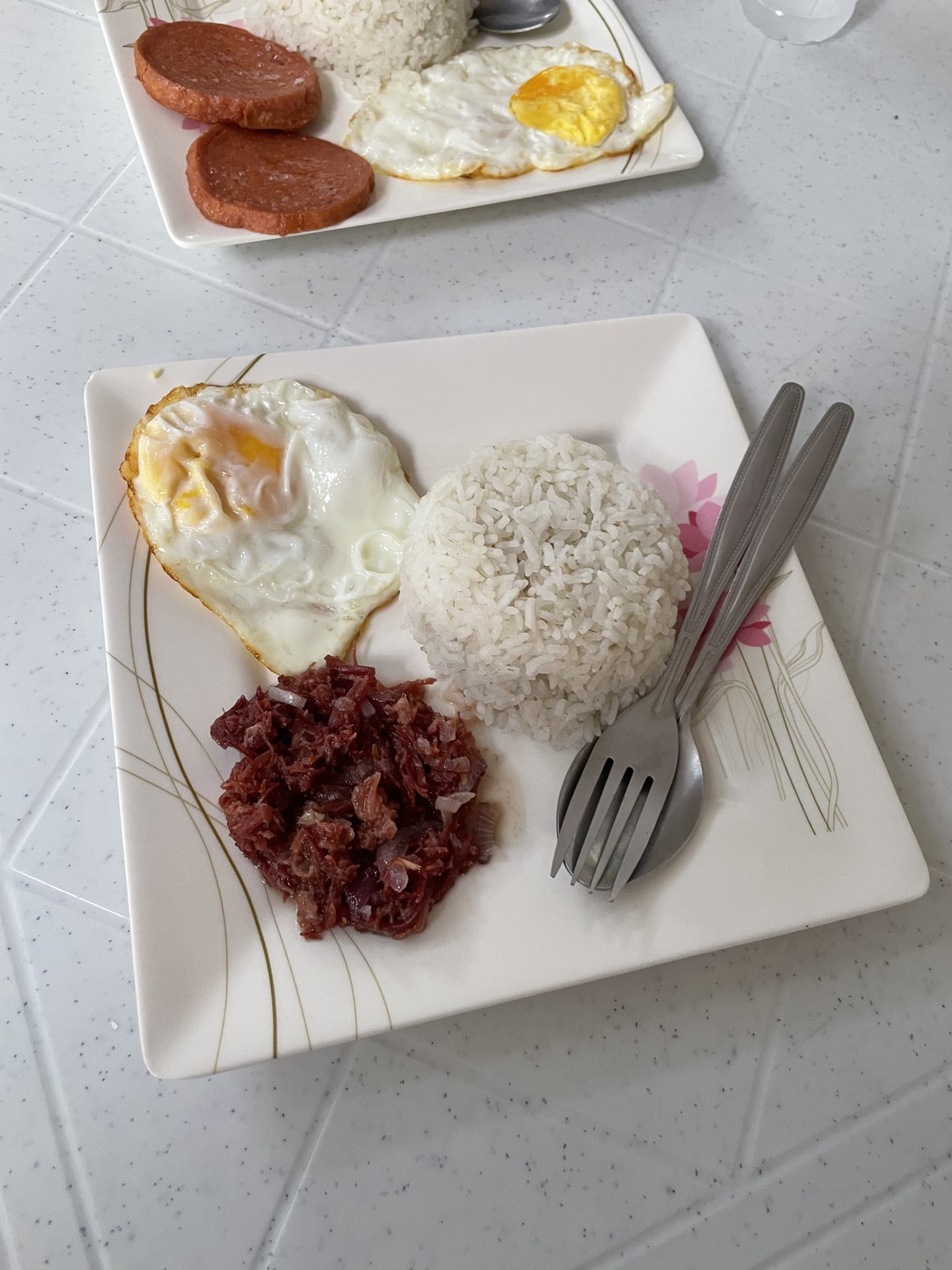 受付近くの食堂でいただいたフィリピン式朝食(コンビーフ・目玉焼き・ガーリックライス)