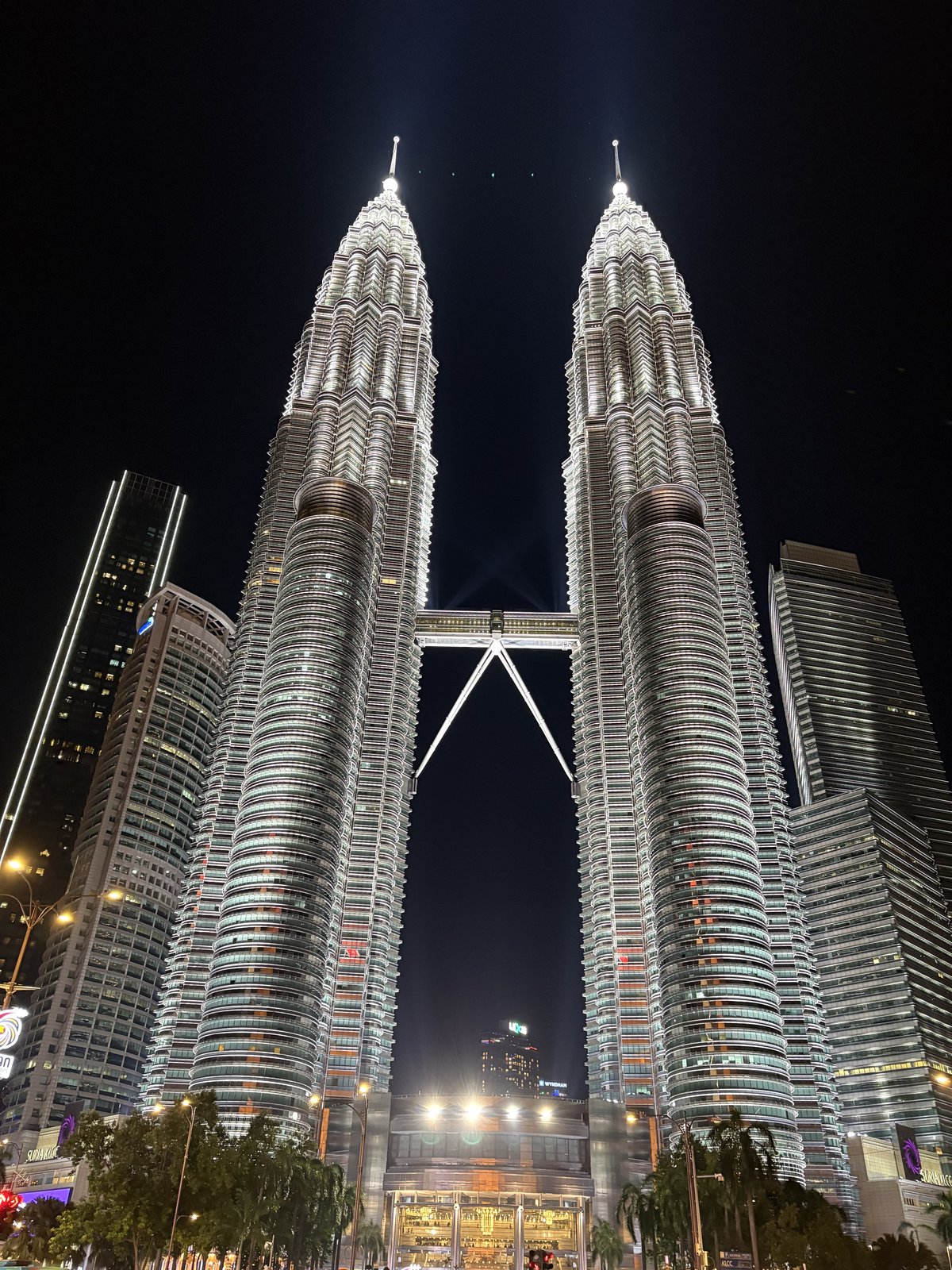 ライトアップされたペトロナスツインタワーを真下から見上げた夜景