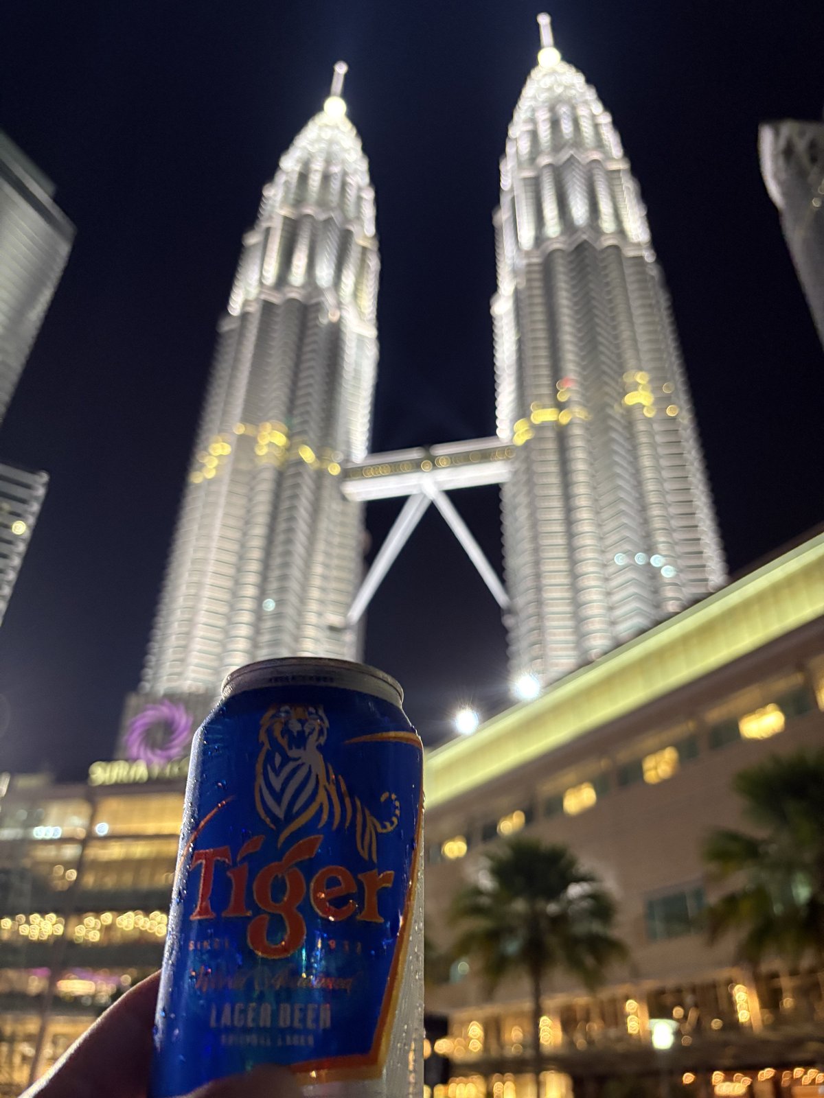 ペトロナスツインタワーの夜景を眺めながら飲むマレーシアのTigerビール